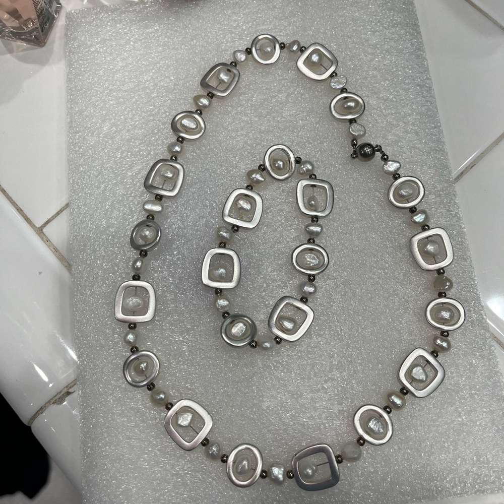 Square and freshwater pearl necklace, and bracelet with magnetic clasp